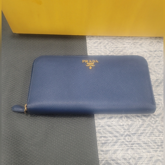 Prada saffiano metal Bluette wallet - Picture 1 of 5